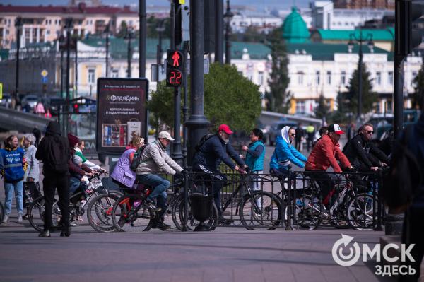 Тысячи омичей проехали по центру города на великах Тысячи омичей проехали по центру города на великах
