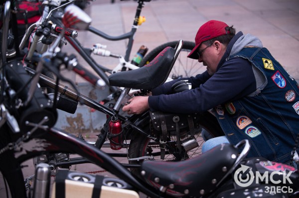 Тысячи омичей проехали по центру города на великах Тысячи омичей проехали по центру города на великах