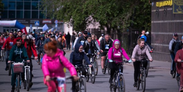 Тысячи омичей проехали по центру города на великах Тысячи омичей проехали по центру города на великах