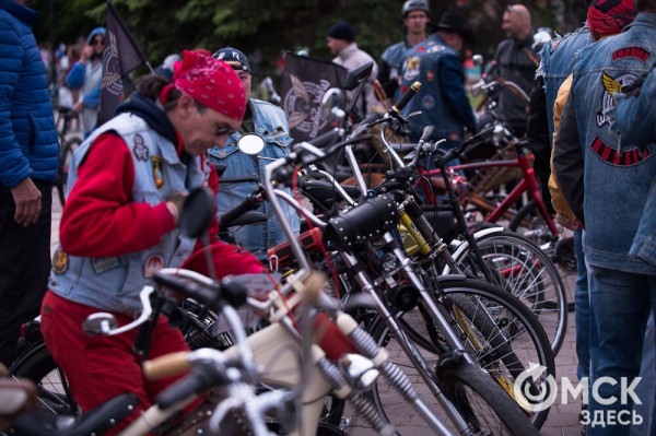 Тысячи омичей проехали по центру города на великах Тысячи омичей проехали по центру города на великах