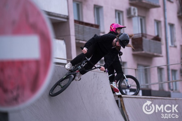 Тысячи омичей проехали по центру города на великах Тысячи омичей проехали по центру города на великах