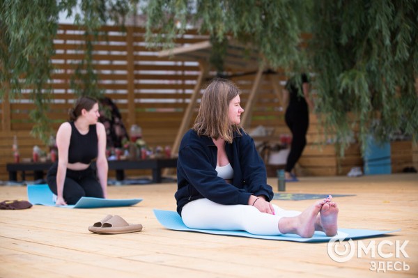 Йога+танец+музыка. Омичи станцевали йогу на свежем воздухе