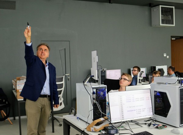 Микроэлектроника и флейта. Педагог из Омска и инженер из Сан-Хосе реализуют совместный проект