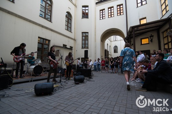 "Классно, что есть возможность делать событийность". Макс Ракета о предстоящем концерте "Стереоклуба" в омском Эрмитаже