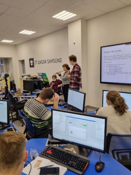 Микроэлектроника и флейта. Педагог из Омска и инженер из Сан-Хосе реализуют совместный проект