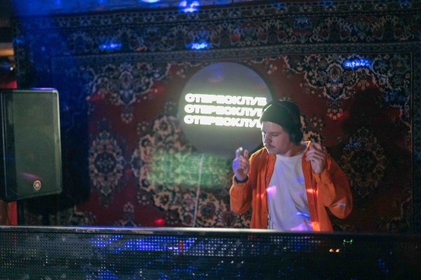 "Классно, что есть возможность делать событийность". Макс Ракета о предстоящем концерте "Стереоклуба" в омском Эрмитаже