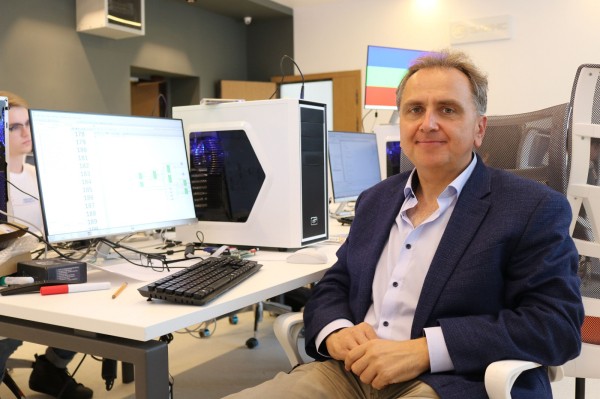 Микроэлектроника и флейта. Педагог из Омска и инженер из Сан-Хосе реализуют совместный проект