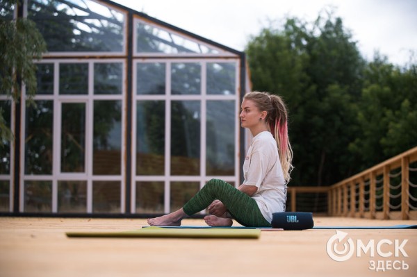 Йога+танец+музыка. Омичи станцевали йогу на свежем воздухе