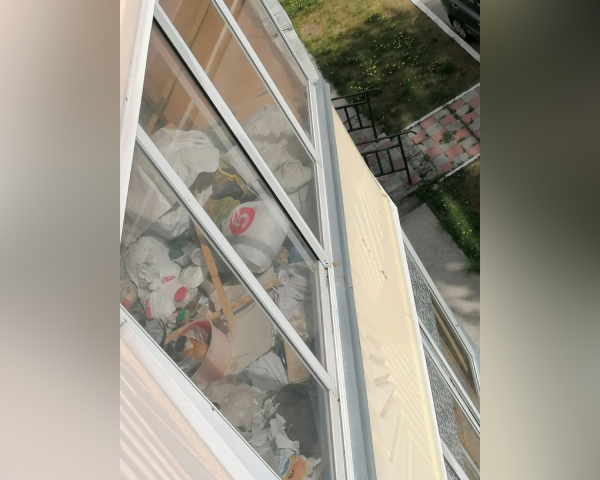 Внутри черви, тараканы и клопы: на захламлённую квартиру пожаловались жители новосибирской Затулинки.ФОТО