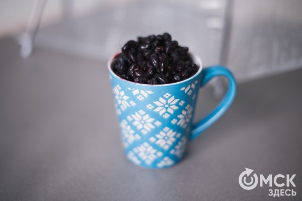 Жарим жимолость и завариваем чай. Всё о пользе этой июньской ягоды