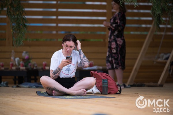 Йога+танец+музыка. Омичи станцевали йогу на свежем воздухе