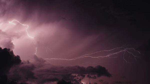 Смертельные молнии. В Омской области объявили новое штормовое предупреждение