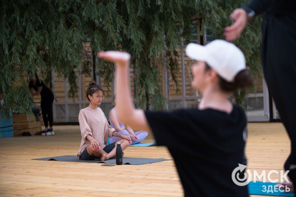 Йога+танец+музыка. Омичи станцевали йогу на свежем воздухе