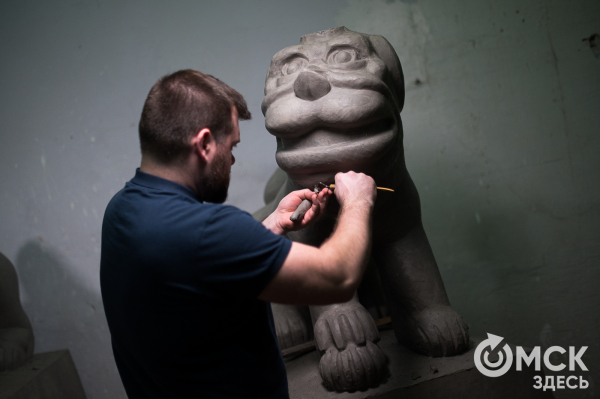 Львы в центре Омска обоснуются в августе