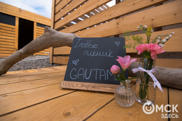 Йога+танец+музыка. Омичи станцевали йогу на свежем воздухе