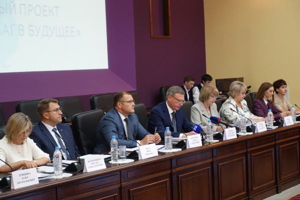 
									Бурков заявил, что омские школьники испытывают влияние западной пропаганды  