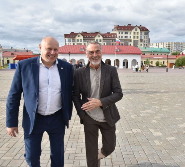 
									Никас Сафронов пишет портреты для омского музея   [ФОТО]  