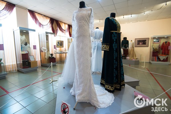 Калым, окручивания косы и танцы на разбитой посуде. Как праздновали свадьбы раньше