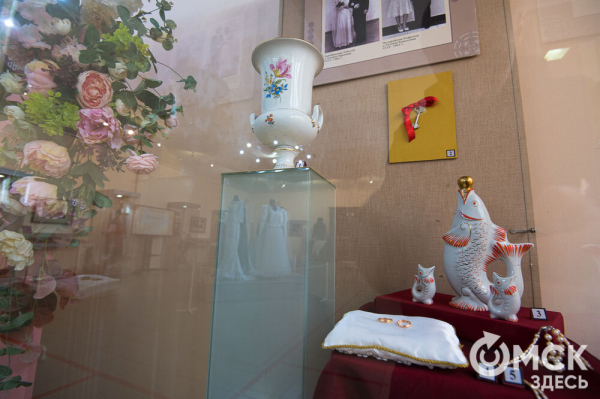 Калым, окручивания косы и танцы на разбитой посуде. Как праздновали свадьбы раньше