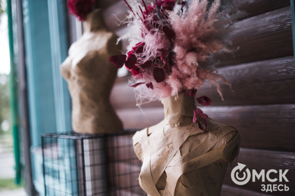 "Им не нужна вода и уход, и они светятся в темноте". Рассказываем, что такое стабилизированные цветы