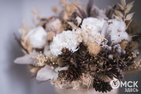 "Им не нужна вода и уход, и они светятся в темноте". Рассказываем, что такое стабилизированные цветы