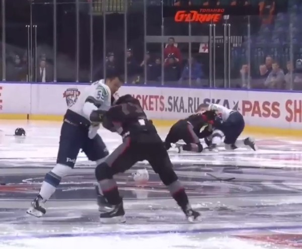 
									Хоккеисты «Авангарда» устроили массовую драку на турнире в Санкт-Петербурге   [ФОТО]  