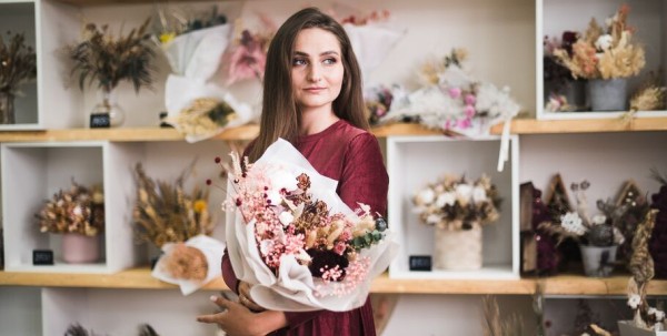 "Им не нужна вода и уход, и они светятся в темноте". Рассказываем, что такое стабилизированные цветы