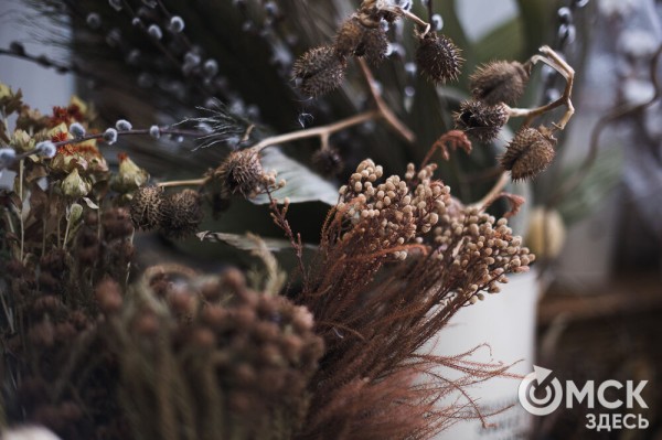 "Им не нужна вода и уход, и они светятся в темноте". Рассказываем, что такое стабилизированные цветы