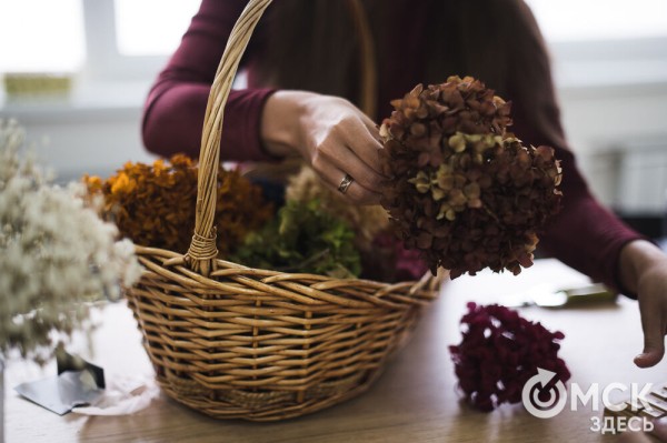 "Им не нужна вода и уход, и они светятся в темноте". Рассказываем, что такое стабилизированные цветы
