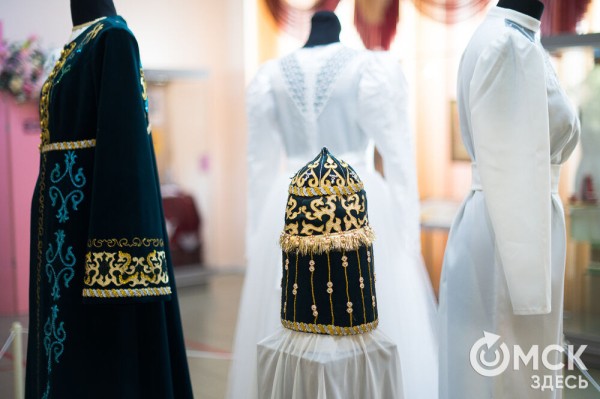 Калым, окручивания косы и танцы на разбитой посуде. Как праздновали свадьбы раньше