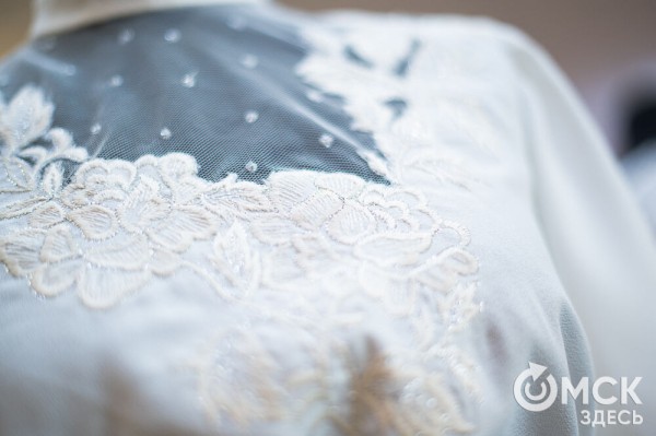 Калым, окручивания косы и танцы на разбитой посуде. Как праздновали свадьбы раньше