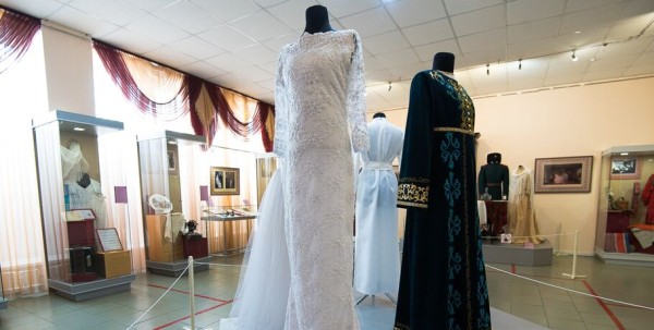 Калым, окручивания косы и танцы на разбитой посуде. Как праздновали свадьбы раньше