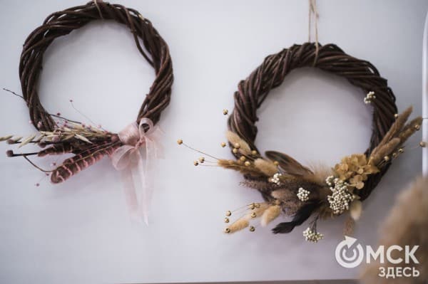 "Им не нужна вода и уход, и они светятся в темноте". Рассказываем, что такое стабилизированные цветы