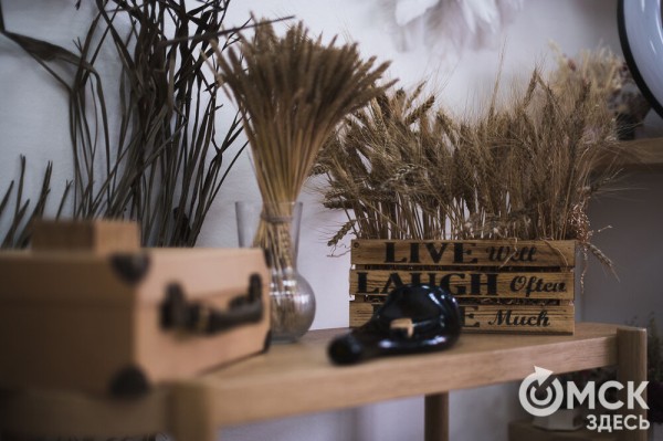 "Им не нужна вода и уход, и они светятся в темноте". Рассказываем, что такое стабилизированные цветы