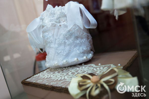 Калым, окручивания косы и танцы на разбитой посуде. Как праздновали свадьбы раньше