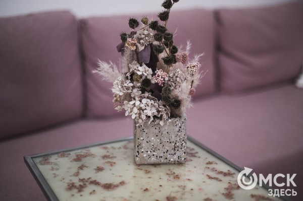 "Им не нужна вода и уход, и они светятся в темноте". Рассказываем, что такое стабилизированные цветы