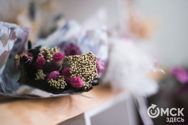 "Им не нужна вода и уход, и они светятся в темноте". Рассказываем, что такое стабилизированные цветы