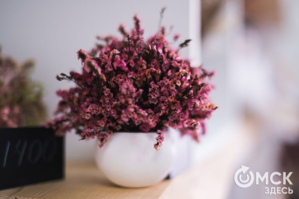 "Им не нужна вода и уход, и они светятся в темноте". Рассказываем, что такое стабилизированные цветы