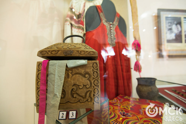 Калым, окручивания косы и танцы на разбитой посуде. Как праздновали свадьбы раньше