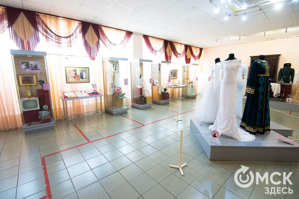 Калым, окручивания косы и танцы на разбитой посуде. Как праздновали свадьбы раньше