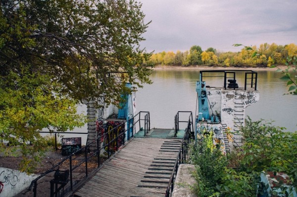 "Центр города надоел настолько, что даже противно гулять". Интервью с автором паблика "Омские подворотни" Вероникой Федорашко