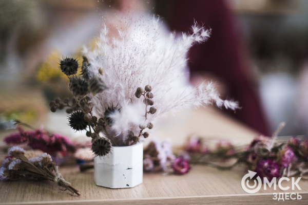 "Им не нужна вода и уход, и они светятся в темноте". Рассказываем, что такое стабилизированные цветы