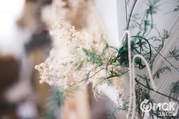 "Им не нужна вода и уход, и они светятся в темноте". Рассказываем, что такое стабилизированные цветы