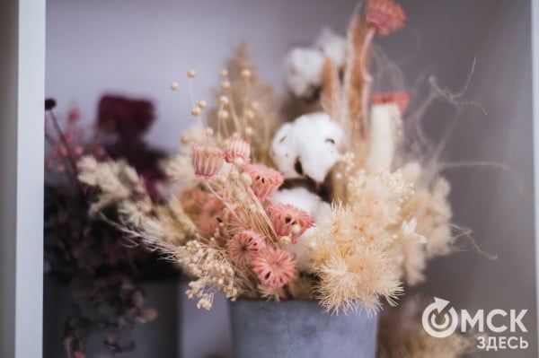 "Им не нужна вода и уход, и они светятся в темноте". Рассказываем, что такое стабилизированные цветы