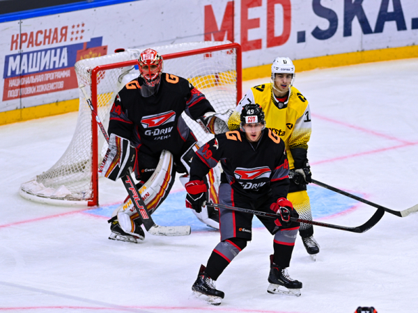 
									Омский хоккей за один день получил сразу 13 пробоин 