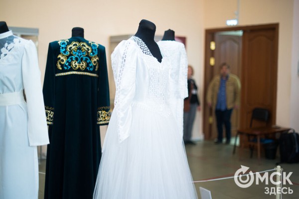 Калым, окручивания косы и танцы на разбитой посуде. Как праздновали свадьбы раньше