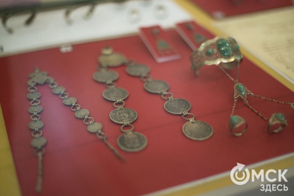 Калым, окручивания косы и танцы на разбитой посуде. Как праздновали свадьбы раньше