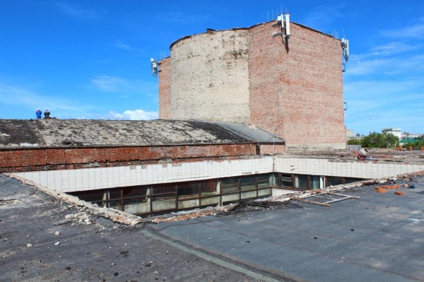 
									В омском ТЮЗе начали ремонтировать кровлю    [ФОТО]  