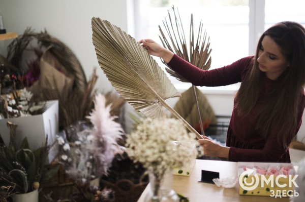 "Им не нужна вода и уход, и они светятся в темноте". Рассказываем, что такое стабилизированные цветы