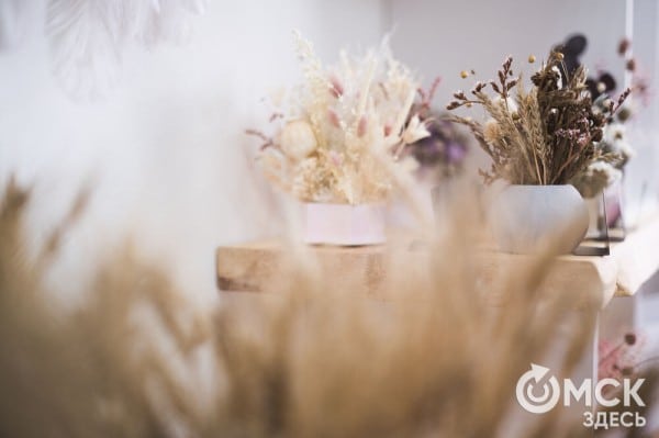 "Им не нужна вода и уход, и они светятся в темноте". Рассказываем, что такое стабилизированные цветы